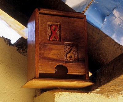 HIV-Prävention: (Leere) Spenderbox für Kondome - Isimilia