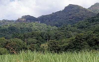 Blick auf den Udzungwa Mountains National Park mit den Sanje Falls (Wasserfälle) - Morogoro Region