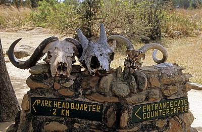 Parkeingang: Hinweischilder zum Eingang und zum Headquarter - Mikumi Nationalpark