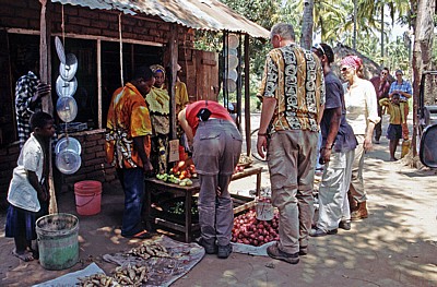 Kleiner Laden: Touristen kaufen Gemüse - Kisaki