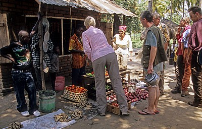 Kleiner Laden: Touristen kaufen Gemüse - Kisaki