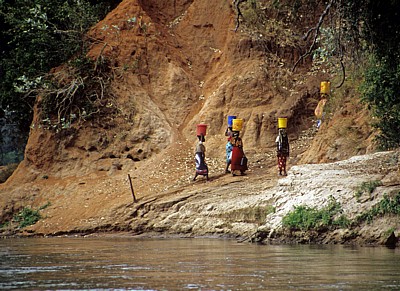 Frauen beim Wasserholen - Rufiji