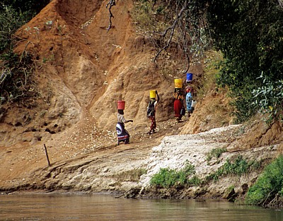 Frauen beim Wasserholen - Rufiji