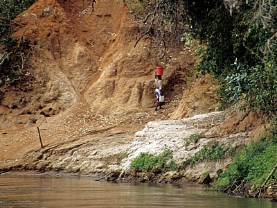 Frau beim Wasserholen - Rufiji