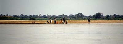 Menschen am Ufer: Alltagsszene - Rufiji