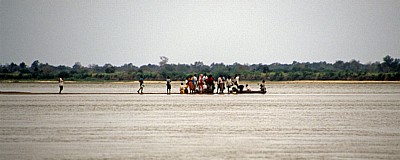 Passagiere warten auf die Fähre - Rufiji