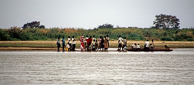 Passagiere warten auf die Fähre - Rufiji