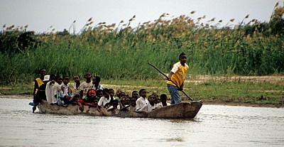 Mit Passagieren besetzte Fähre - Rufiji