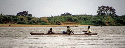 Einbaum mit Fahrgästen - Rufiji