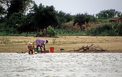 Frauen waschen Wäsche am Fluß - Rufiji