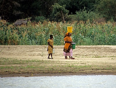 Frauen beim Wasserholen - Rufiji