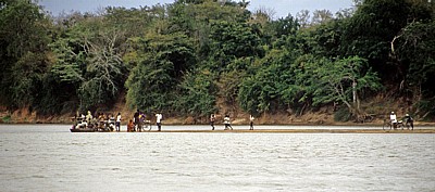 Fähranleger: Fahrgäste beim Ein- und Aussteigen - Rufiji