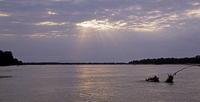 Sonne durchdringt die Wolkendecke über dem Fluß - Rufiji