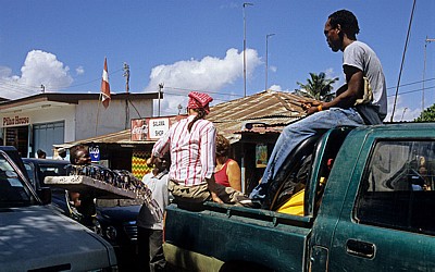 Kigamboni Ferry Terminal (Fähranleger): Sonnenbrillen-Verkäufer (Informeller Sektor) - Daressalam