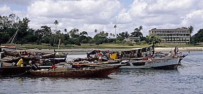 Fähre Kigamboni - Kivukoni: Boote im Hafen - Daressalam