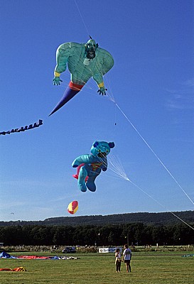 Internationales Drachenfest: Drachen Dschinni und Flugbär - Melle