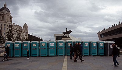 Pier Head: Toilettenreihe - Liverpool