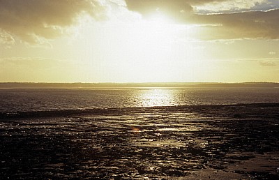 Grassendale Esplanade: Blick auf den River Mersey (Fluß) während des Sturmtiefs Katja - Liverpool