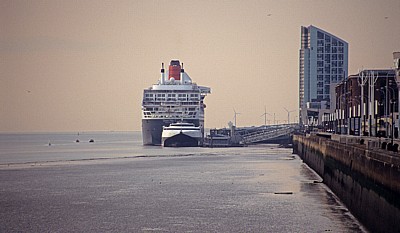 Pier Head: RMS Queen Mary 2 (Cunard Line) auf dem River Mersey - Liverpool