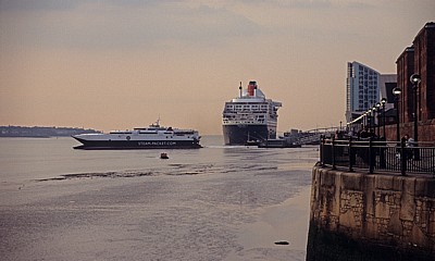 Pier Head: RMS Queen Mary 2 (Cunard Line) auf dem River Mersey - Liverpool
