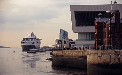 Pier Head: RMS Queen Mary 2 (Cunard Line) auf dem River Mersey - Liverpool