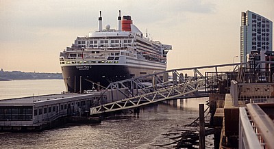 Pier Head: RMS Queen Mary 2 (Cunard Line) auf dem River Mersey - Liverpool