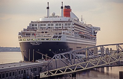 Pier Head: RMS Queen Mary 2 (Cunard Line) auf dem River Mersey - Liverpool