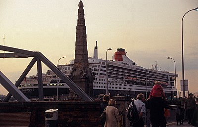 Pier Head: RMS Queen Mary 2 (Cunard Line) auf dem River Mersey - Liverpool