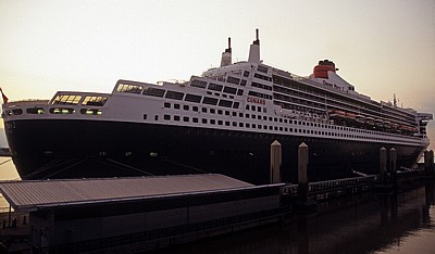 Pier Head: RMS Queen Mary 2 (Cunard Line) auf dem River Mersey - Liverpool