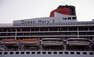 Pier Head: RMS Queen Mary 2 (Cunard Line) auf dem River Mersey - Detail - Liverpool