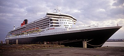 Pier Head: RMS Queen Mary 2 (Cunard Line) auf dem River Mersey - Liverpool