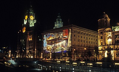 Pier Head: Royal Liver Building, Cunard Building (Light-Show), Port of Liverpool Building bei Nacht - Liverpool