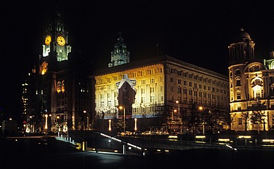 Pier Head: Royal Liver Building, Cunard Building (RMS Queen Mary 2-Light-Show), Port of Liverpool Building bei Nacht - Liverpool