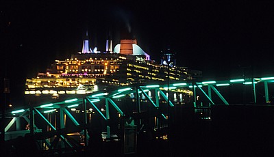 Pier Head: RMS Queen Mary 2 (Cunard Line) bei Nacht - Liverpool