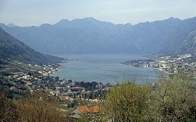 Blick auf die Boka Kotorska (Bucht von Kotor) und die Stadt Kotor - Lovcen-Gebirge