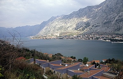 Blick auf die Boka Kotorska (Bucht von Kotor) und die Stadt Kotor - Lovcen-Gebirge