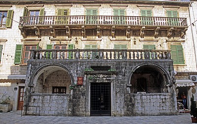 Stari Grad (Altstadt): Trg od brasna (Mehlplatz) - Adelspalais Palata Pima - Kotor