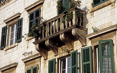 Stari Grad (Altstadt): Fassade mit Balkon - Kotor