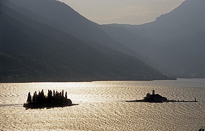 Boka Kotorska: Inseln Sveti Dorde (Heiliger Georg, links) und Gospa od Skrpjela (rechts) - Bucht von Kotor