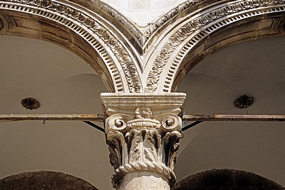 Stari Grad (Altstadt): Sponza-Povijesni arhiv (Sponza-Palast) - Kapitell - Dubrovnik