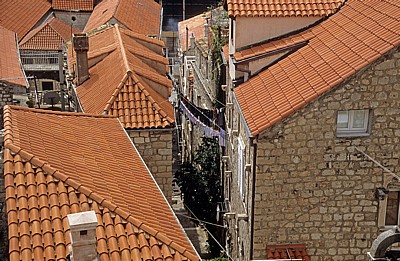Stari Grad (Altstadt): Blick von der Stadtmauer - Gasse - Dubrovnik