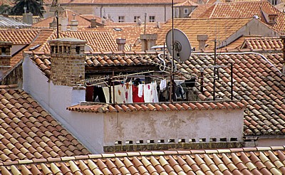 Stari Grad (Altstadt): Blick von der Stadtmauer - Dachterrasse mit Wäsche - Dubrovnik