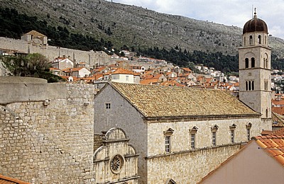 Stari Grad (Altstadt): Blick von der Stadtmauer - Franjevacki samostan i crkva u Dubrovniku (Franziskanerkloster) - Dubrovnik