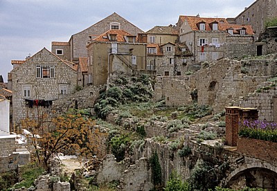 Stari Grad (Altstadt): Blick von der Stadtmauer - Hausreste  - Dubrovnik