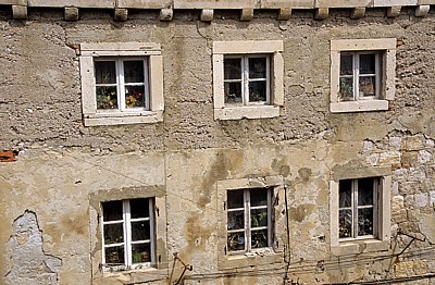Stari Grad (Altstadt): Blick von der Stadtmauer - Fenster eines Wohnhauses - Dubrovnik