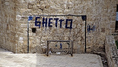 Stari Grad (Altstadt): Blick von der Stadtmauer - (Fußball-) Tor - Dubrovnik