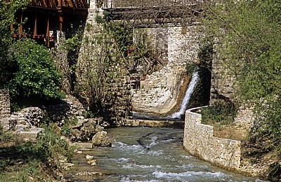 Stari Grad (Altstadt): Zufluß zur Neretva - Mostar