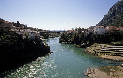 Stari Grad (Altstadt): Blick von der Stari most (Alte Brücke) auf den Fluß Neretva  - Mostar