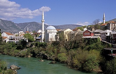 Stari Grad (Altstadt): Blick v. d. Stari most (Alte Brücke) - Koski Mehmed-pasina dzamija (Koski-Mehmed-Pascha-Moschee) - Mostar