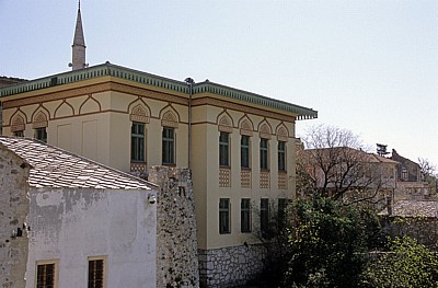 Stari Grad (Altstadt): Blick von der Stari most (Alte Brücke) - Renoviertes Haus - Mostar